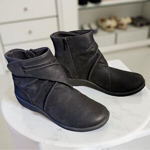 Clark’s NWT Sz 5 Women's Black Cloud Steppers Wedge Heel Ankle Boots (SH123)